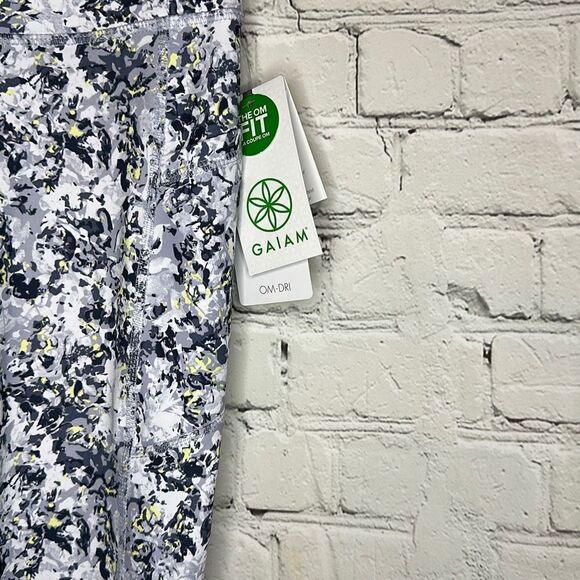 Gaiam Women’s Om Highrise Yoga Capri size xs New with tags Cell Pocket - Picture 3 of 7